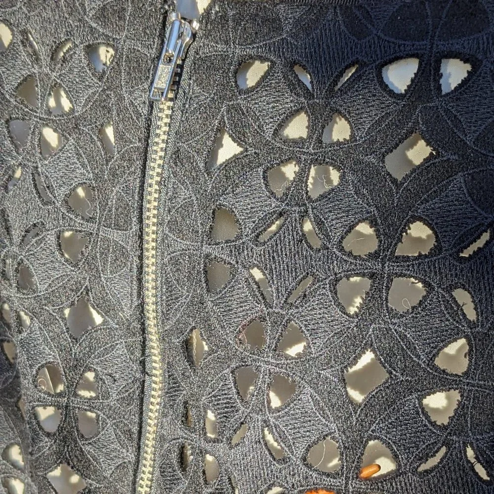 Elie Tahari Dual-layer Formal Skirt, Black cutout fabric and silky Pearl lining - Picture 2 of 12